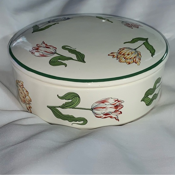 TIFFANY & CO. large Tiffany Tulips TRINKET BOX powder box PORCELAIN - Picture 1 of 10